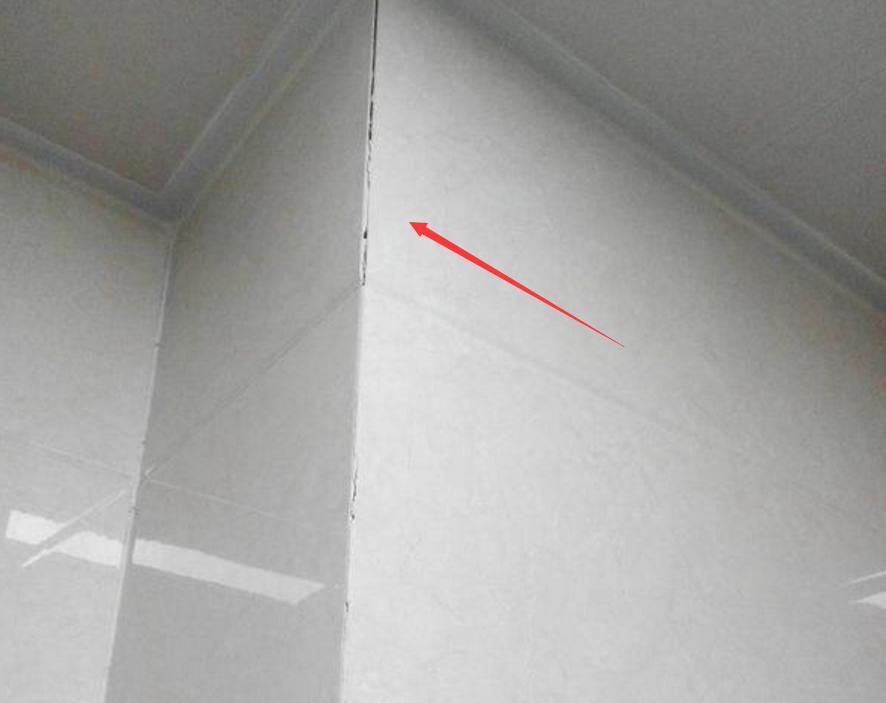 踢脚线掉下来了是什么原因,踢脚线遇到缝隙谁来处理