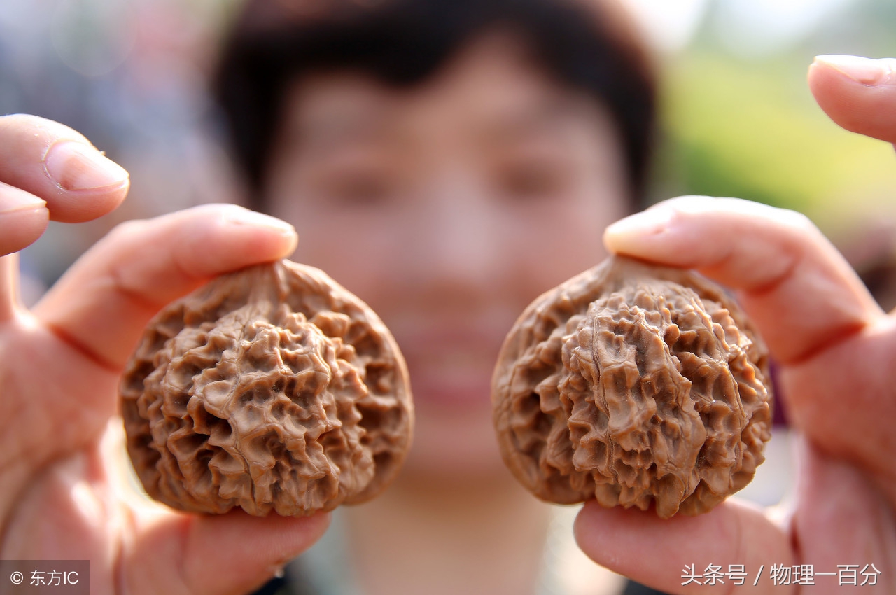 有什么技巧把核桃弄碎,砸核桃的巧妙方法快速