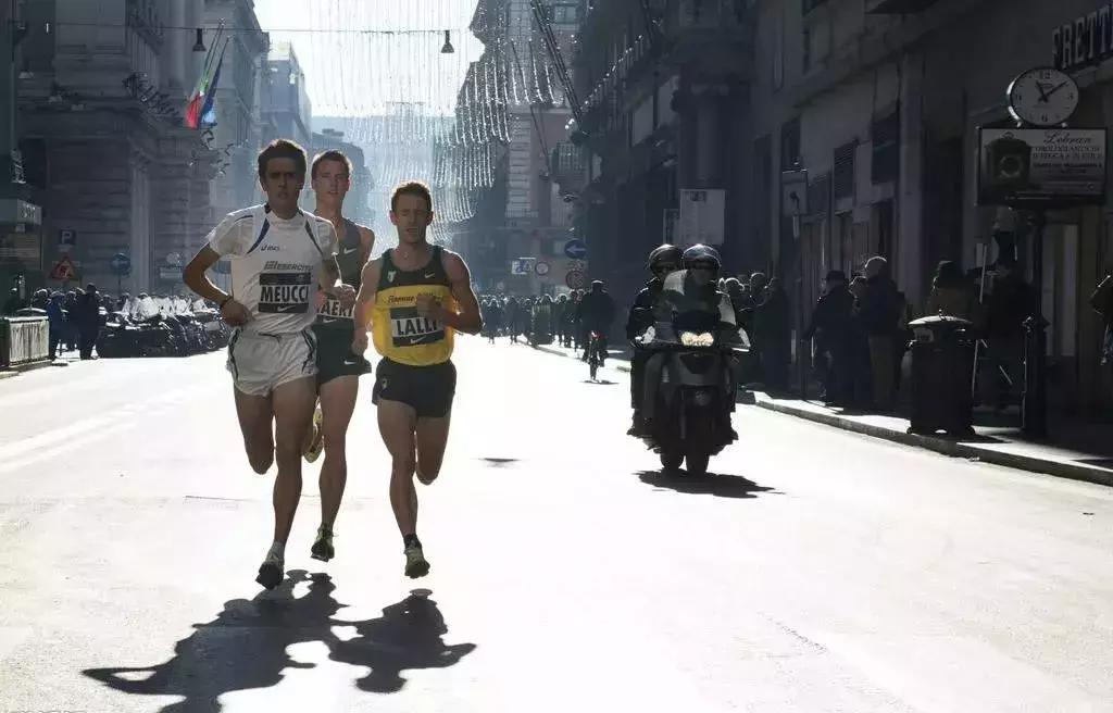 跑步时八字脚产生原因及纠正方法,跑步外八字步怎么纠正