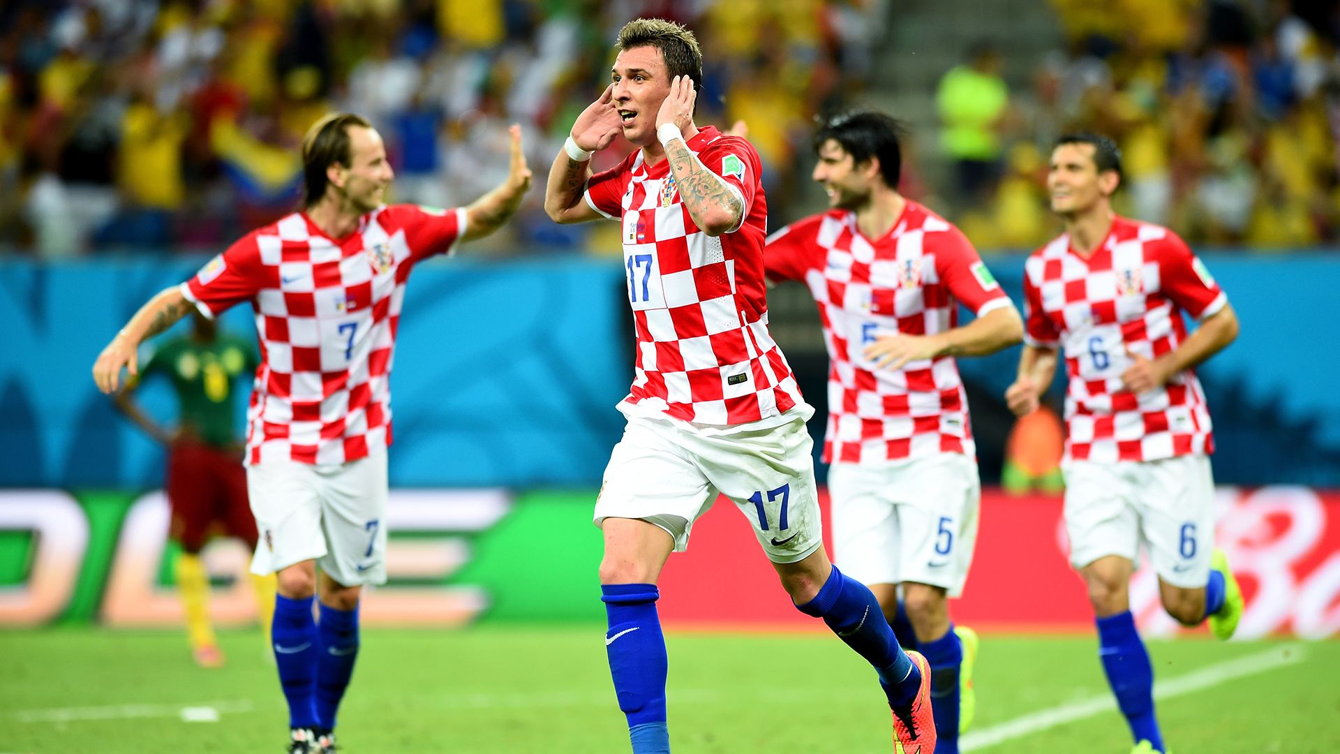 足球赛为什么不能脱衣庆祝,为什么足球进球不能脱球衣