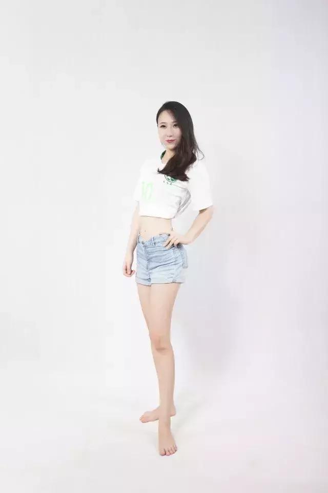 这些空姐都是正宗女球迷