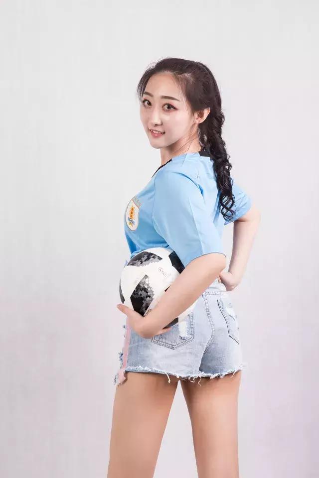 这些空姐都是正宗女球迷