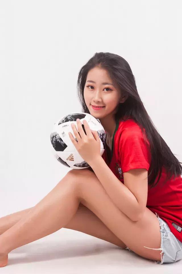 这些空姐都是正宗女球迷