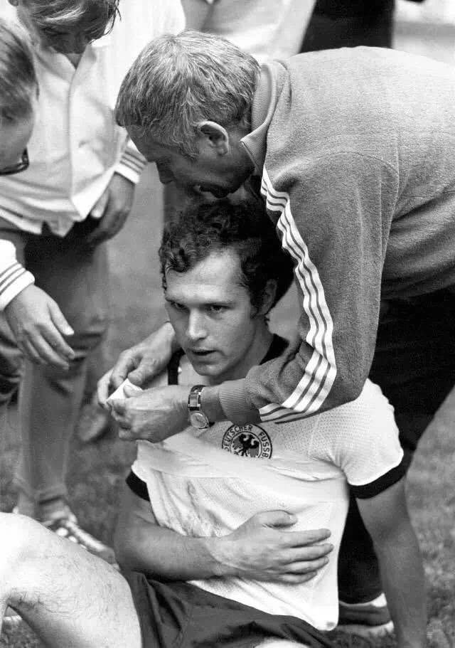 1990贝肯鲍尔君临天下,02世界杯足球皇帝贝肯鲍尔