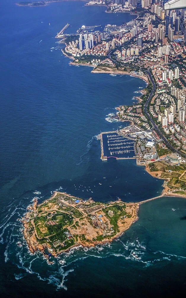 晚上在青岛吹着海风吃海鲜,青岛吹着海风吃着烧烤