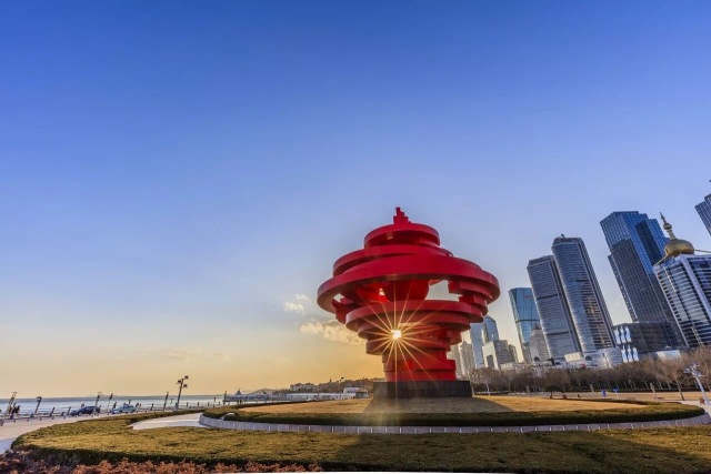 晚上在青岛吹着海风吃海鲜,青岛吹着海风吃着烧烤