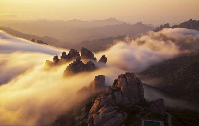 晚上在青岛吹着海风吃海鲜,青岛吹着海风吃着烧烤