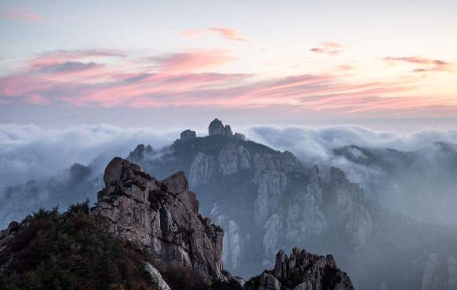 晚上在青岛吹着海风吃海鲜,青岛吹着海风吃着烧烤