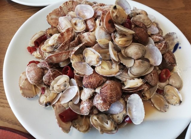 晚上在青岛吹着海风吃海鲜,青岛吹着海风吃着烧烤