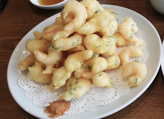 晚上在青岛吹着海风吃海鲜,青岛吹着海风吃着烧烤