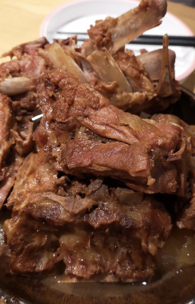 晚上在青岛吹着海风吃海鲜,青岛吹着海风吃着烧烤