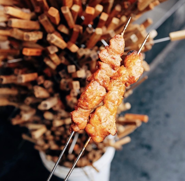 晚上在青岛吹着海风吃海鲜,青岛吹着海风吃着烧烤