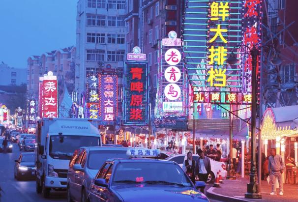 晚上在青岛吹着海风吃海鲜,青岛吹着海风吃着烧烤