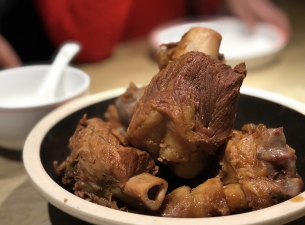 晚上在青岛吹着海风吃海鲜,青岛吹着海风吃着烧烤