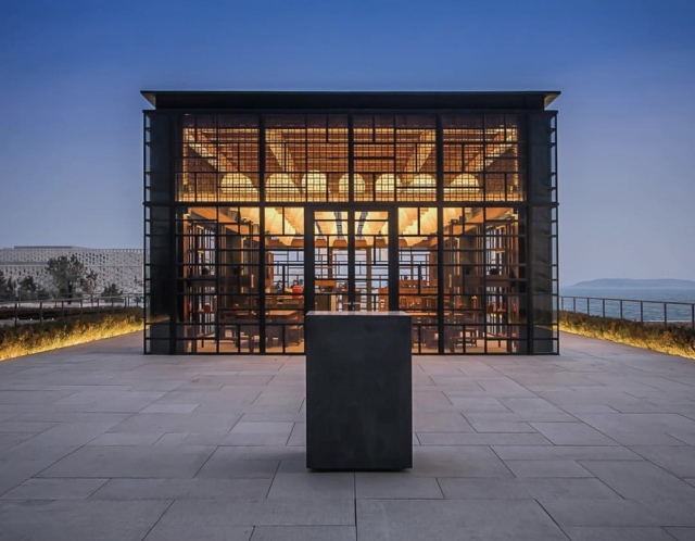 晚上在青岛吹着海风吃海鲜,青岛吹着海风吃着烧烤