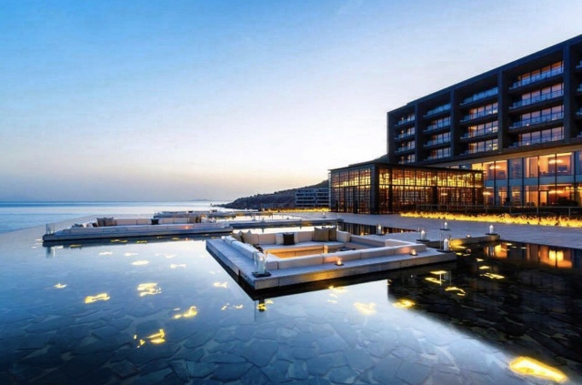 晚上在青岛吹着海风吃海鲜,青岛吹着海风吃着烧烤