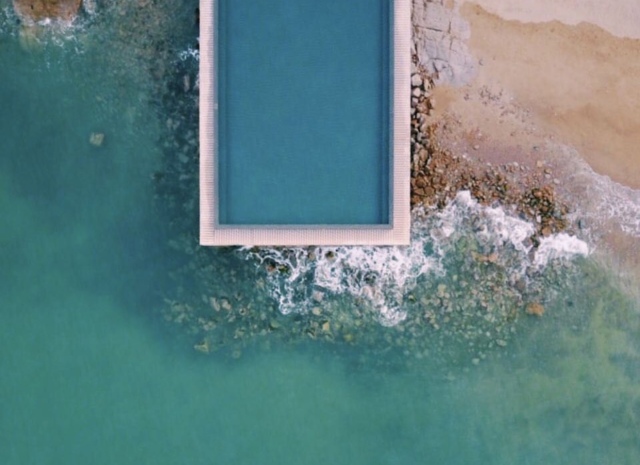 晚上在青岛吹着海风吃海鲜,青岛吹着海风吃着烧烤