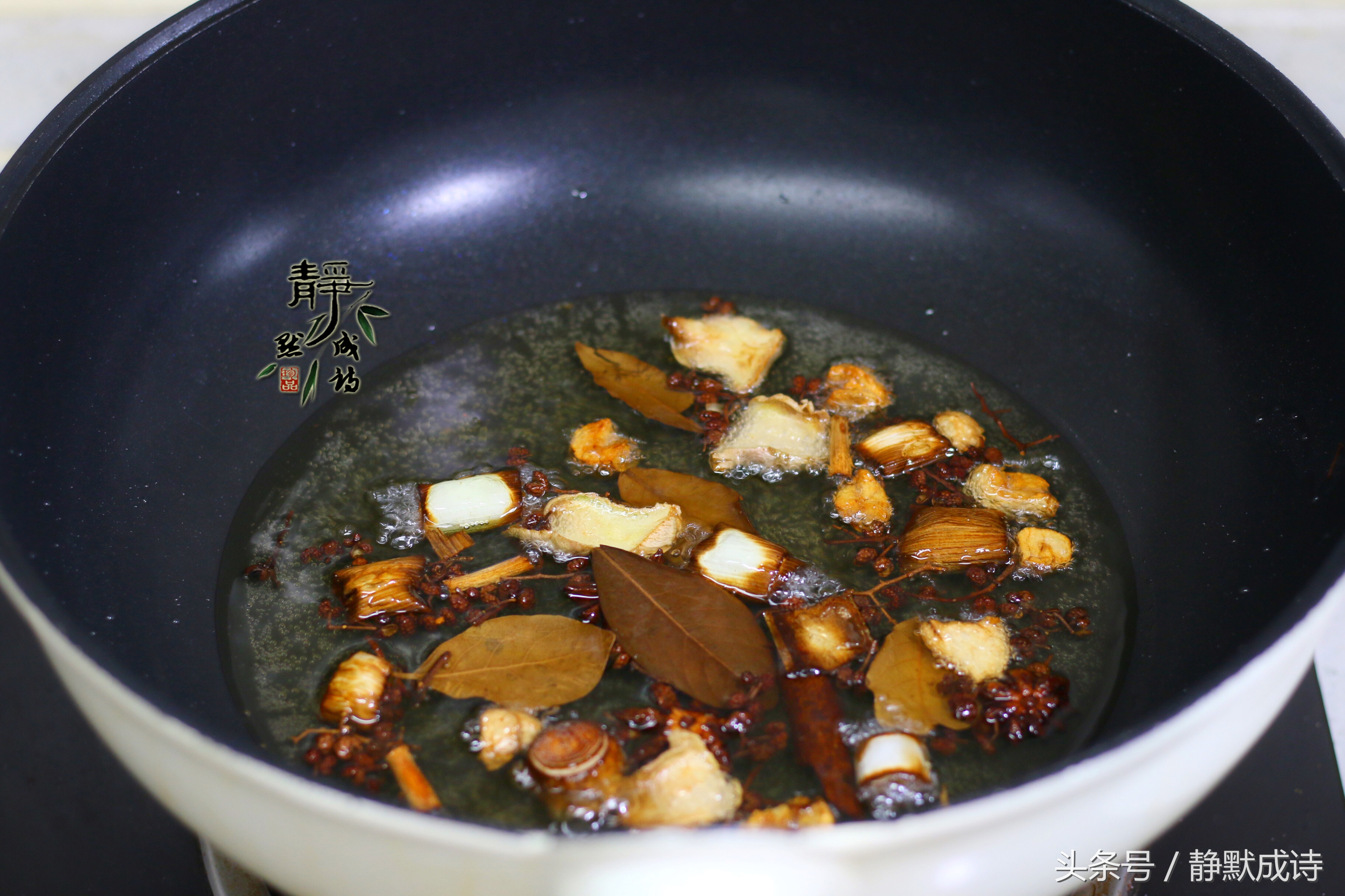 米线店做不辣上色的红油是怎么做,如何做红油只香不辣而且提色提味