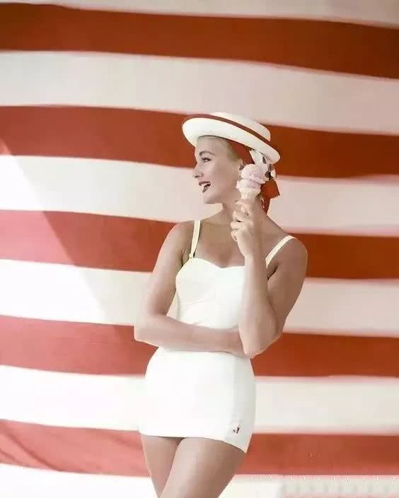 泳衣要买紧的还是刚好合适的,泳衣是建议买小还是买大