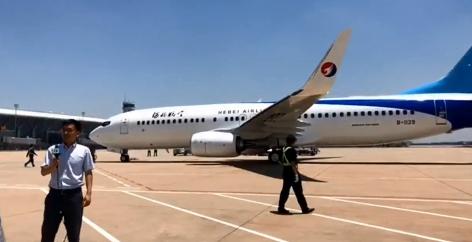 小车坠河10岁男孩,河南轿车下水救人