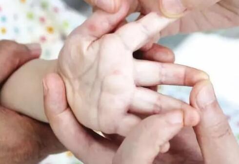 小车坠河10岁男孩,河南轿车下水救人