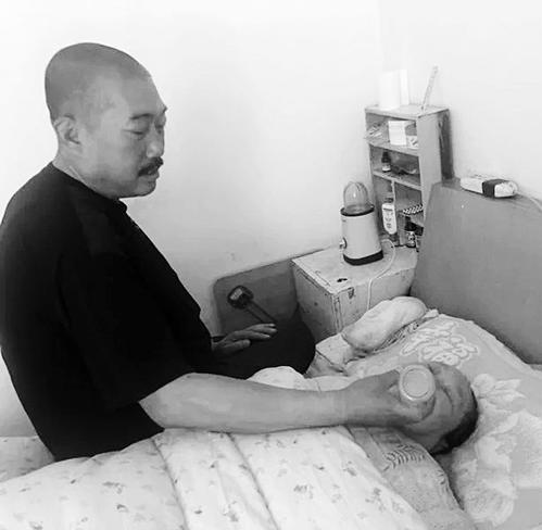 孝子家中照顾瘫痪老母亲,久病床前无孝子老人病了谁来照顾