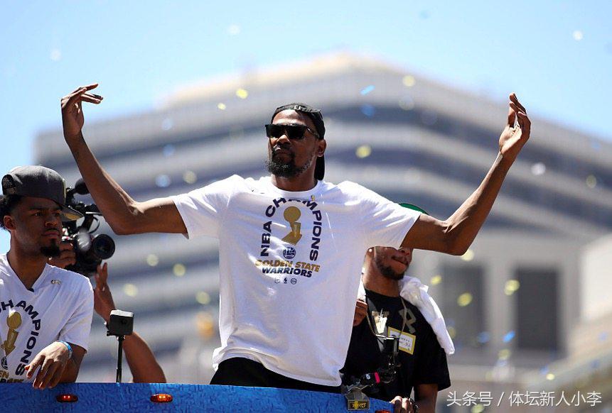 勇士格林短袖t恤,勇士夺冠游街格林穿的衣服