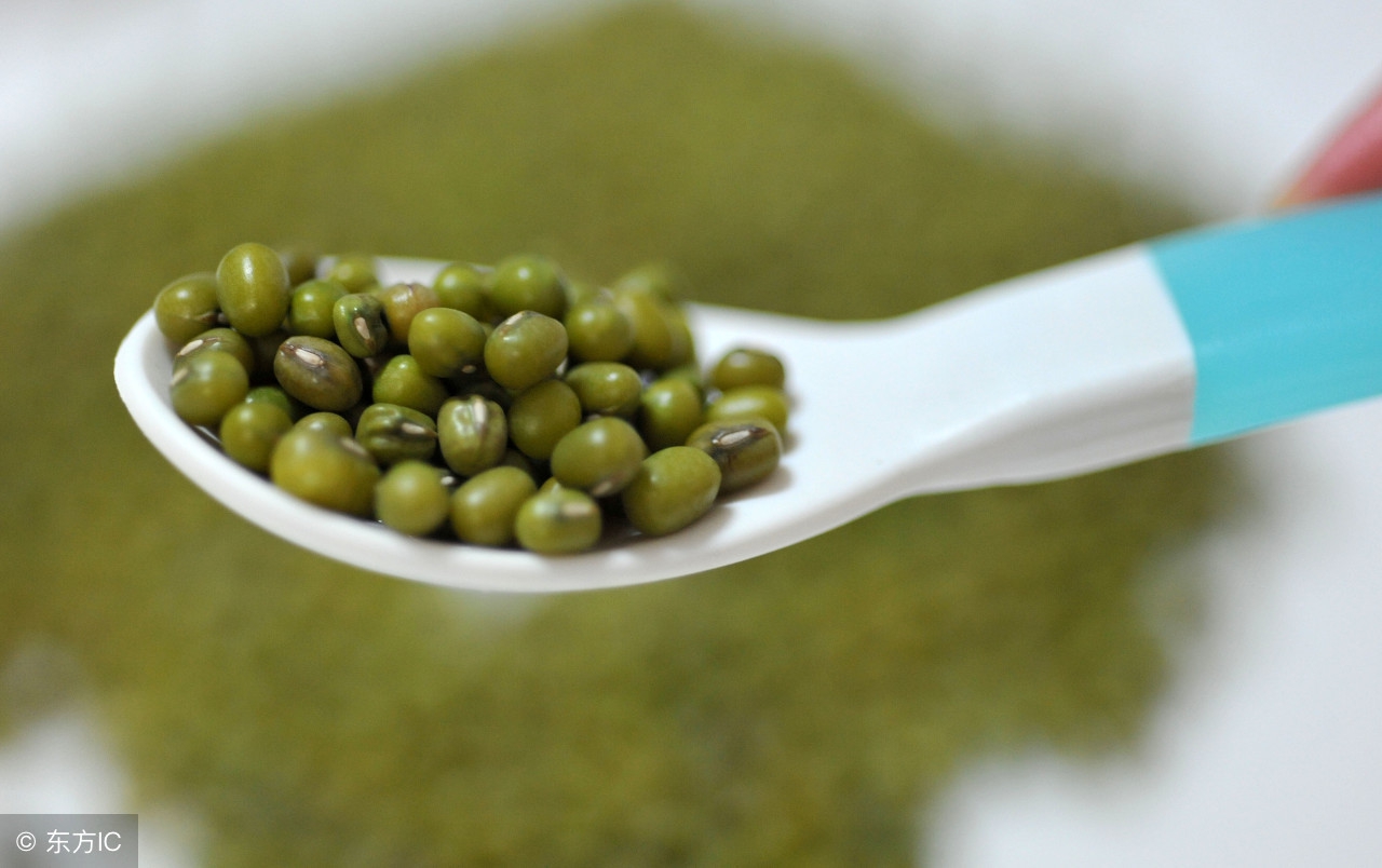 天太热了熬绿豆汤,热天喝的冰镇绿豆汤