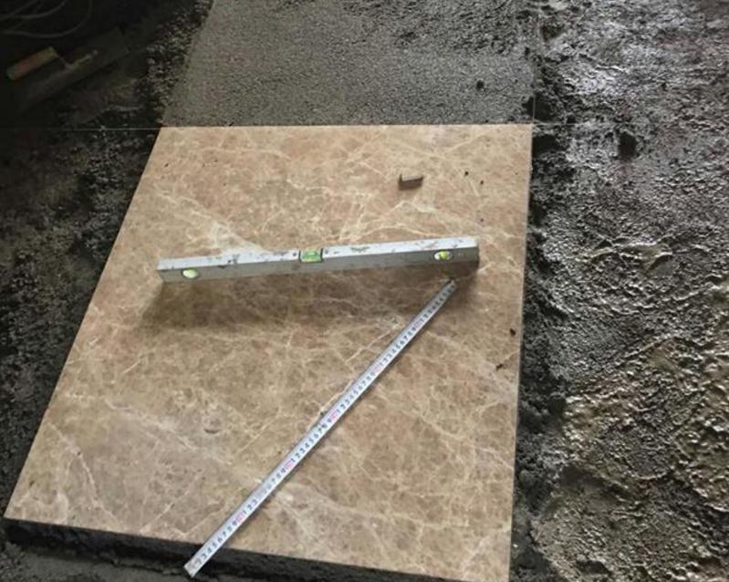 师傅说找平后铺地砖不会空鼓,然而施工到一半,业主就叫停了