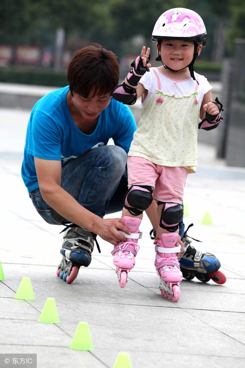 小孩子几岁学轮滑最合适,儿童几岁开始可以玩轮滑