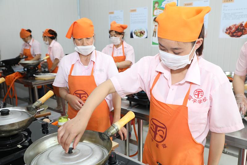 坚持扶贫使命，做好改革创新举措——全国百家知名家政企业观摩富平