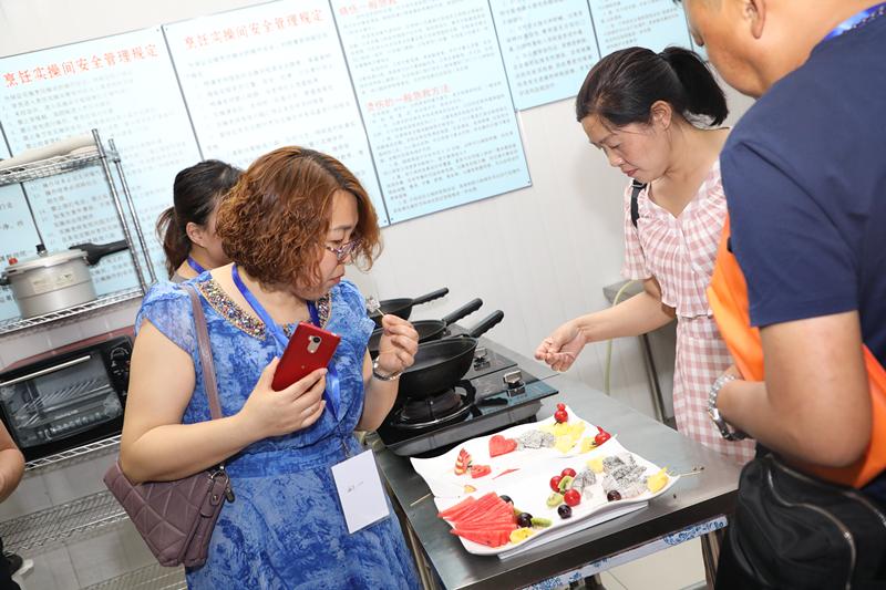 坚持扶贫使命，做好改革创新举措——全国百家知名家政企业观摩富平