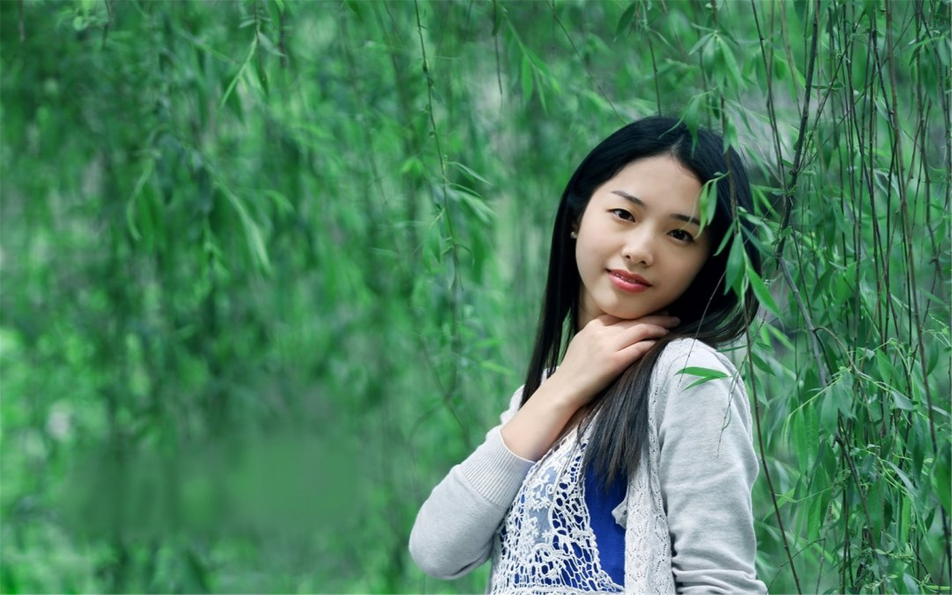 女人用手抚摸小肚子暗示什么,女性用手按压小腹会痛