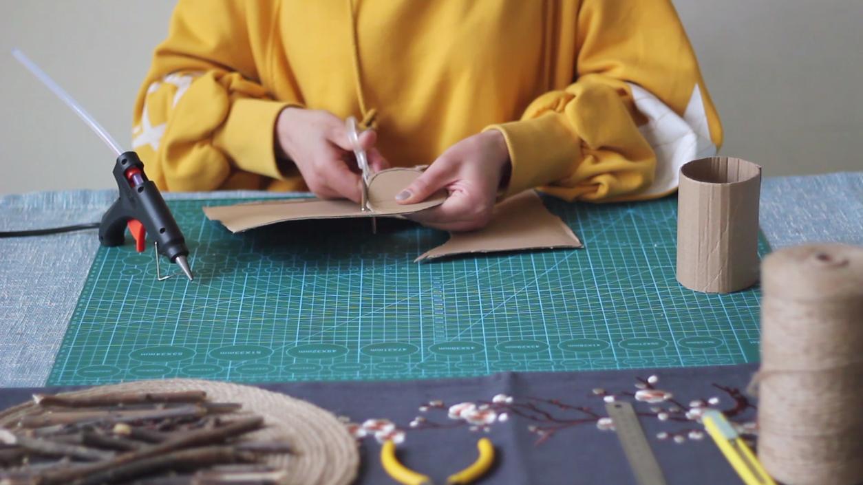 一个快递盒怎么做手工,一个快递盒怎么变废为宝