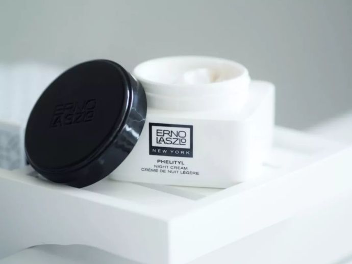 范冰冰豪华化妆台,范冰冰的化妆柜里有什么