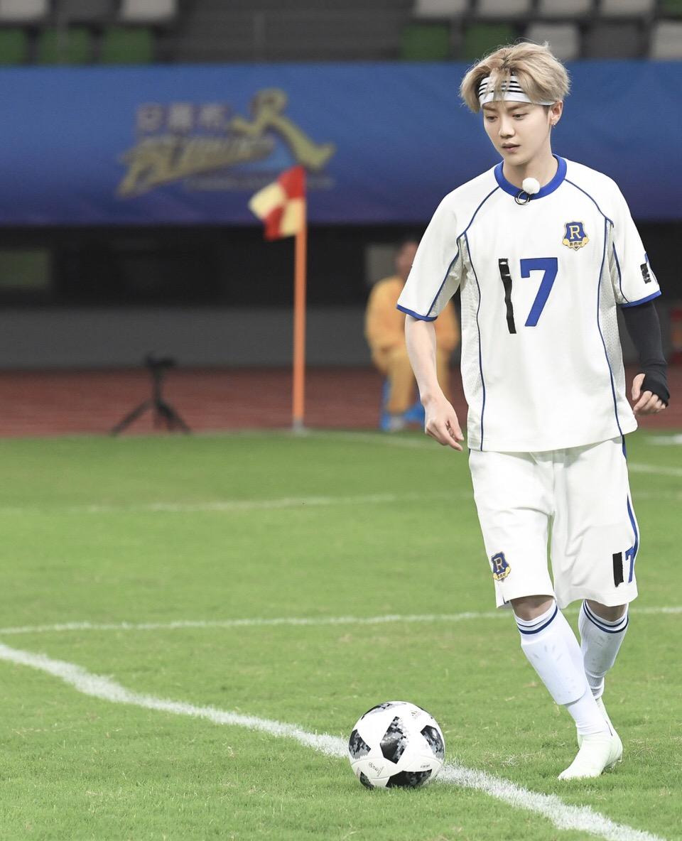 鹿晗解说时说的足球运动员是谁,鹿晗和谁解说世界杯