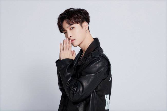 张艺兴努力努力再努力的带字图片,易烊千玺努力还是张艺兴努力