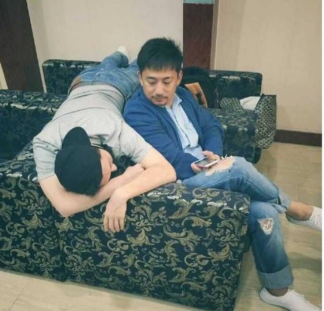 张艺兴努力努力再努力的带字图片,易烊千玺努力还是张艺兴努力