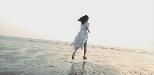 一个女人海边散步,女人海边散步