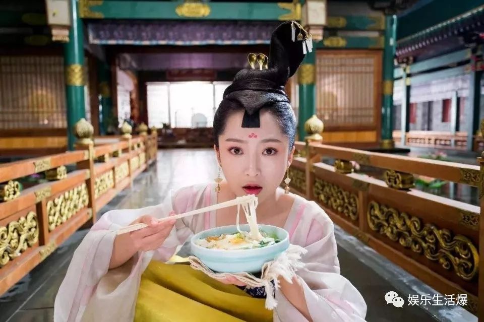 萌妃驾到金晨主动吻汪东城的花絮,金晨演的电视剧萌妃驾到合集