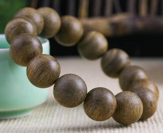 沉香能和饰品一起戴吗,沉香饰品可以长期佩戴吗