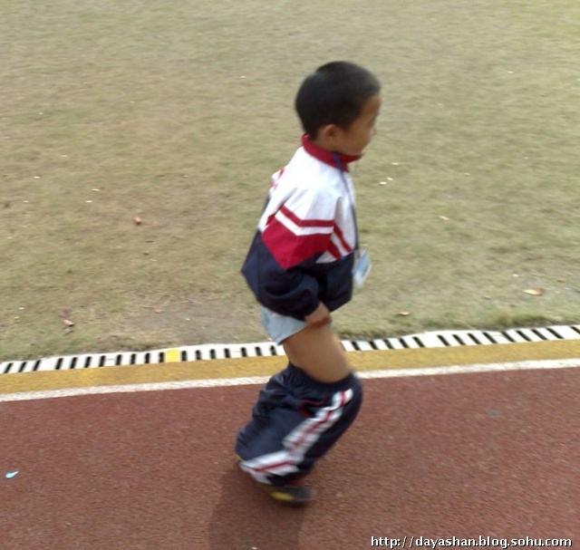 小学一年级男孩儿，被某个男同学扒裤子十几次，结果……