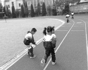 小学一年级男孩儿，被某个男同学扒裤子十几次，结果……