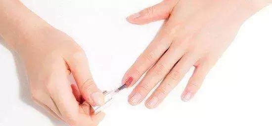 指甲油老涂不好,指甲油很不好使