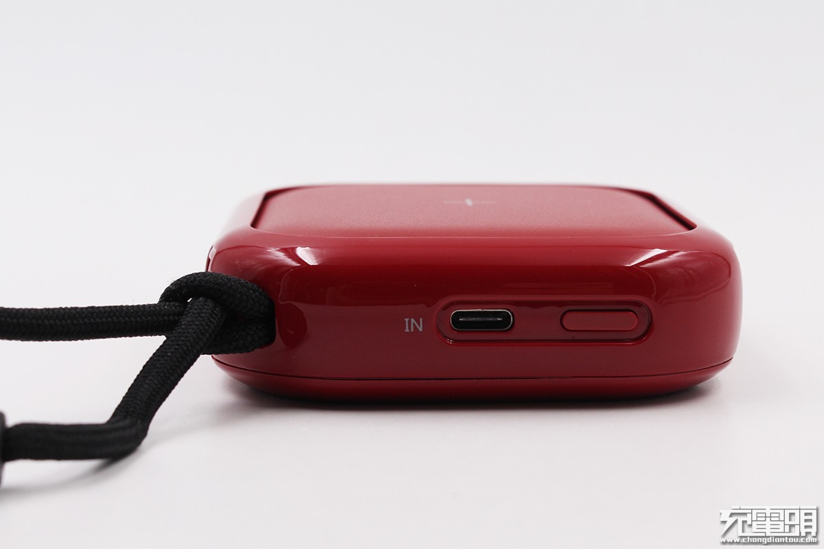 小巧挂绳设计:MIPOW小麦一品推出新款无线充移动电源(SPX01W)