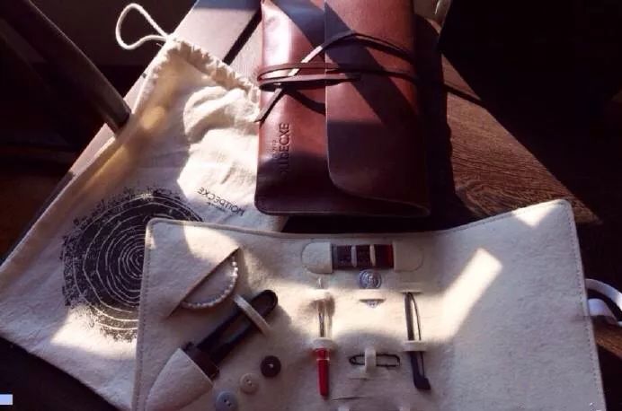 新买的皮包特别硬正常吗,新买的皮包包有异味怎么处理