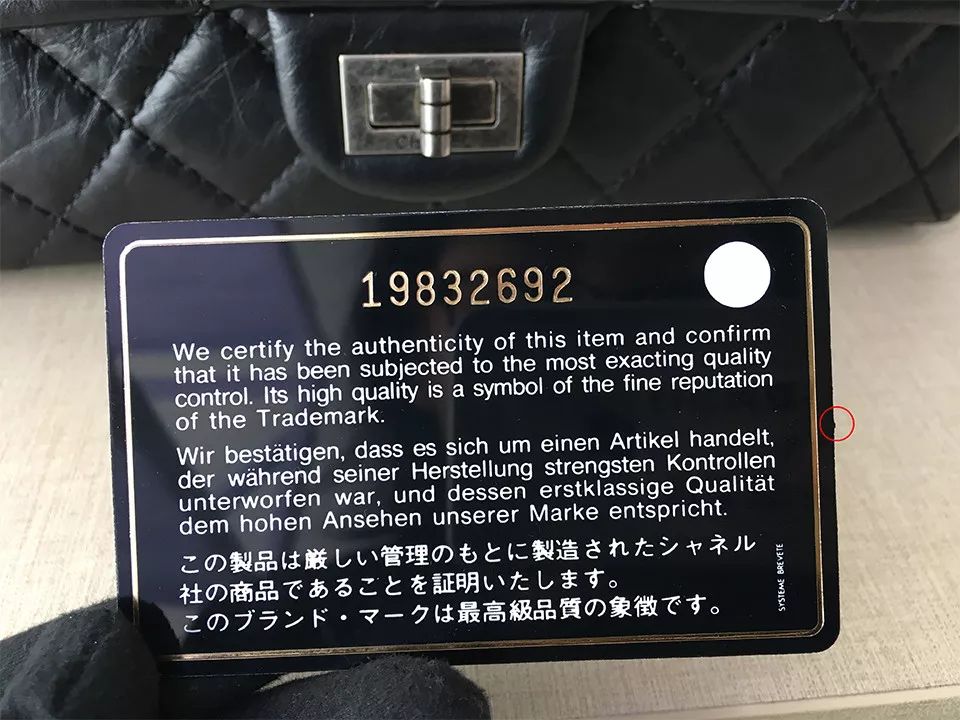 我在3米之外就看出你身上的香奈儿是假的，你还是别背了~