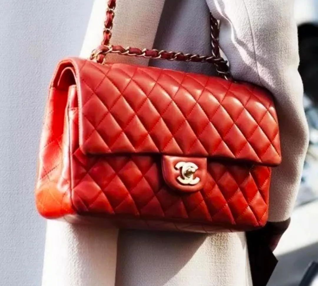 我在3米之外就看出你身上的香奈儿是假的，你还是别背了~