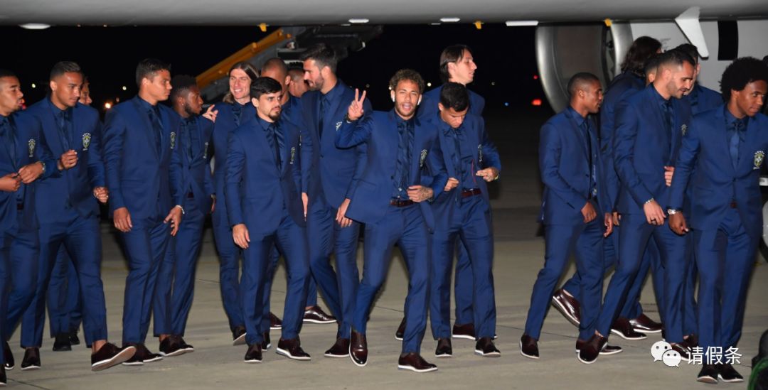 俄罗斯世界杯德国队西服,世界杯法国队穿西装见马克龙