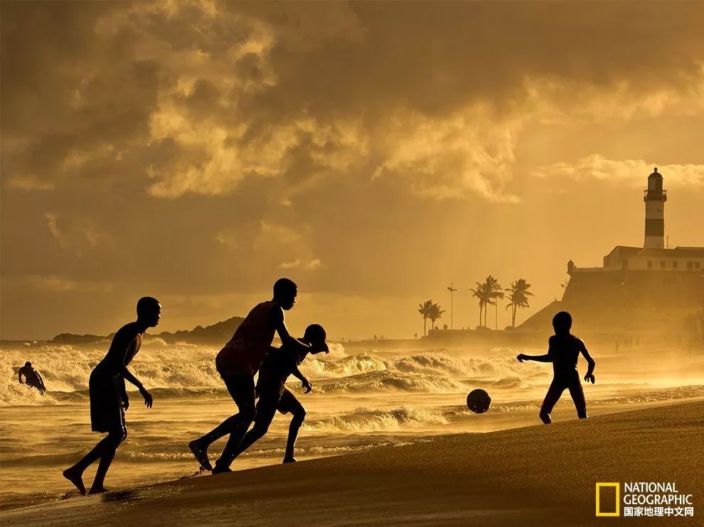 “对球当歌，人生几何”，看世界杯时为什么爱喝酒呢？